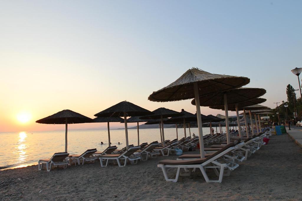 Meliton Inn Hotel & Suites By The Beach Неос-Мармарас Экстерьер фото