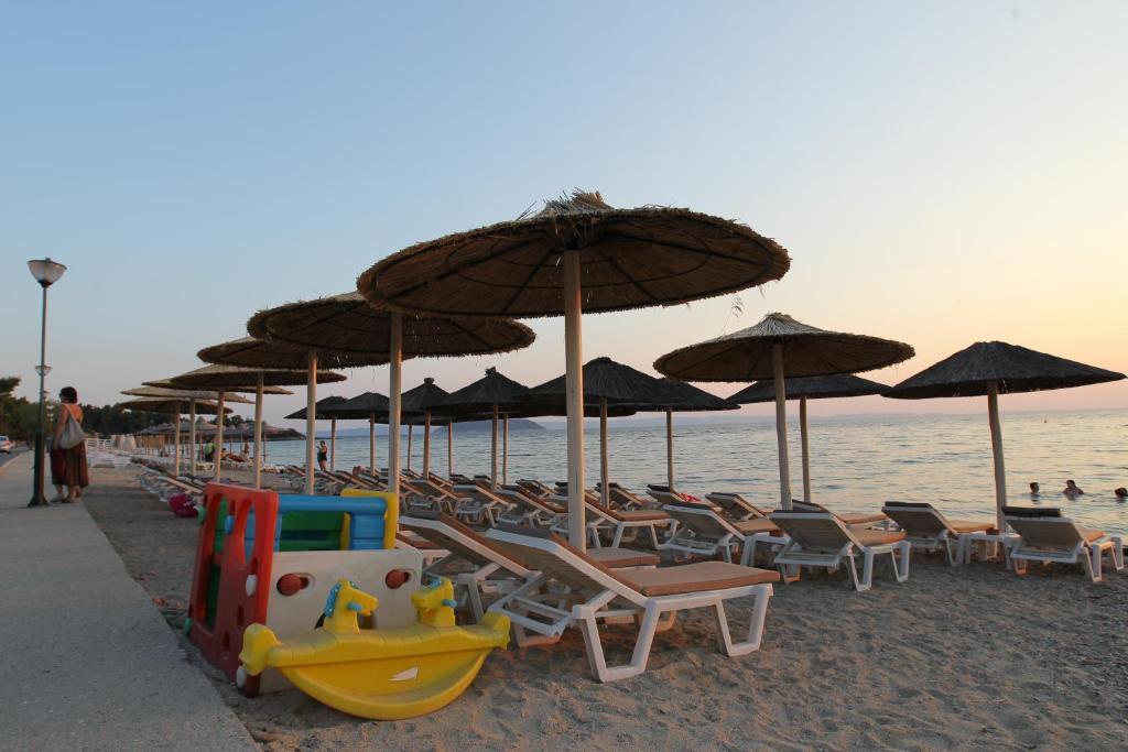 Meliton Inn Hotel & Suites By The Beach Неос-Мармарас Экстерьер фото